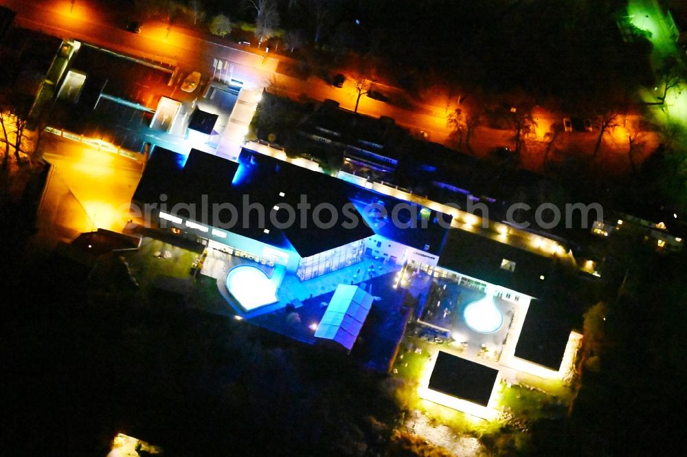 Aerial image at night Thale - Night lighting spa and swimming pools at the swimming pool of the leisure facility Bodethal in Thale in the state Saxony-Anhalt, Germany