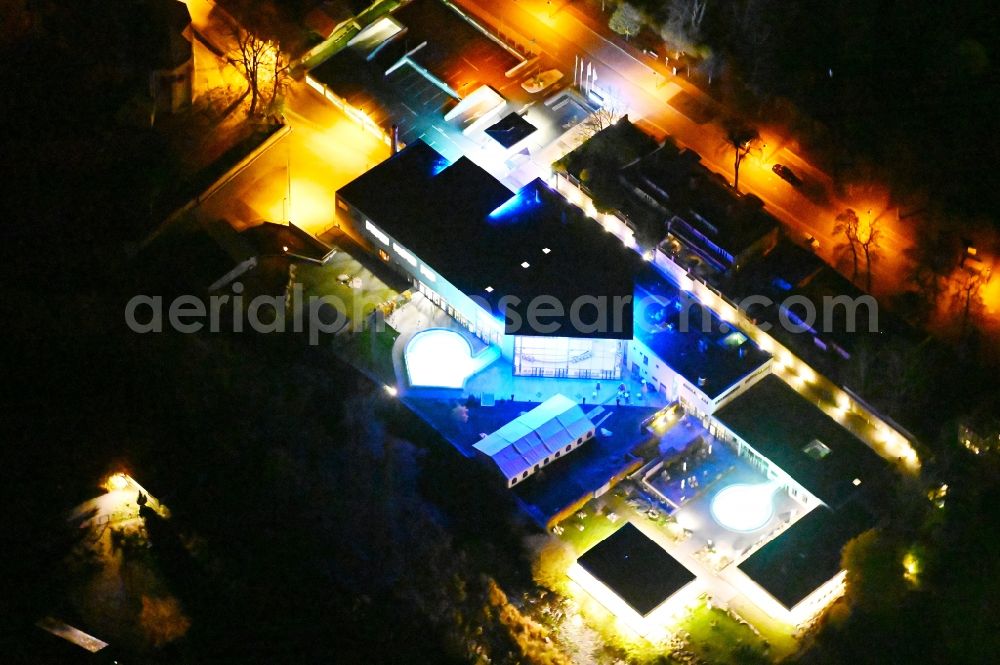 Thale at night from the bird perspective: Night lighting spa and swimming pools at the swimming pool of the leisure facility Bodethal in Thale in the state Saxony-Anhalt, Germany