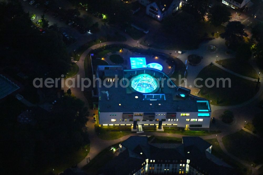 Bad Rothenfelde at night from the bird perspective: Night lighting Spa and swimming pools at the swimming pool of the leisure facility carpesol Bad Rothenfelde Sole SPA in Bad Rothenfelde in the state Lower Saxony, Germany