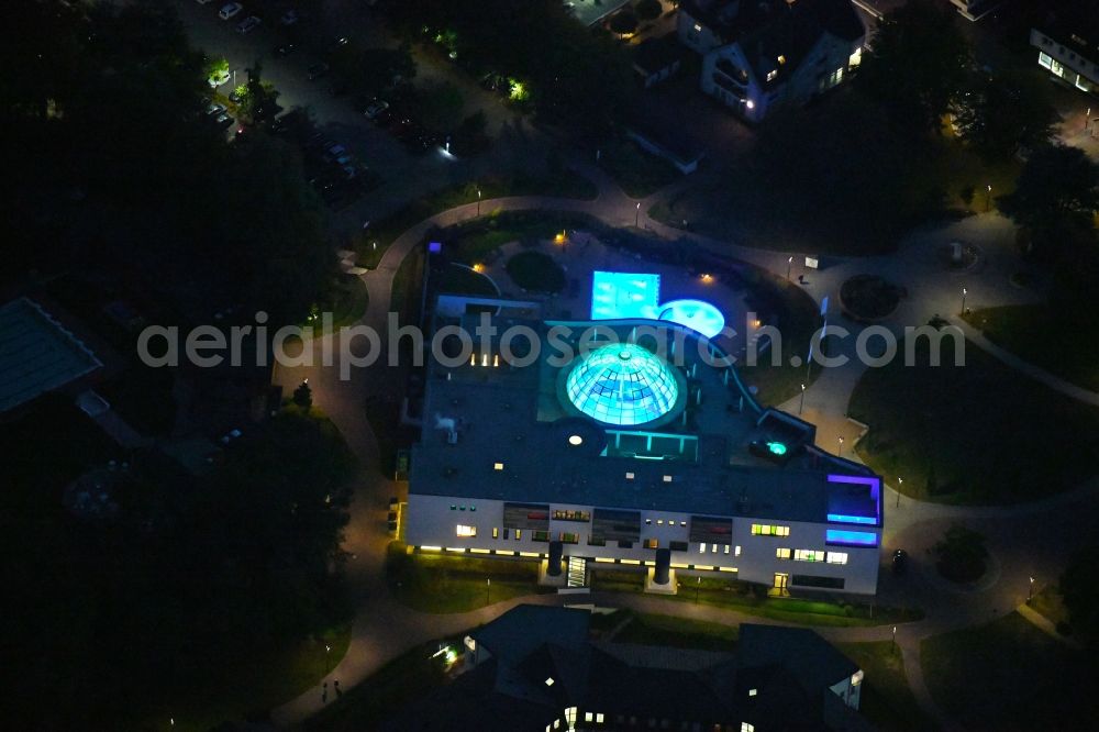 Aerial photograph at night Bad Rothenfelde - Night lighting Spa and swimming pools at the swimming pool of the leisure facility carpesol Bad Rothenfelde Sole SPA in Bad Rothenfelde in the state Lower Saxony, Germany