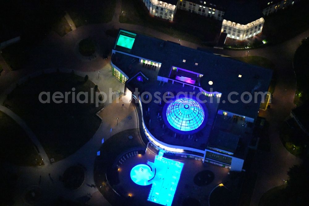 Bad Rothenfelde at night from the bird perspective: Night lighting Spa and swimming pools at the swimming pool of the leisure facility carpesol Bad Rothenfelde Sole SPA in Bad Rothenfelde in the state Lower Saxony, Germany
