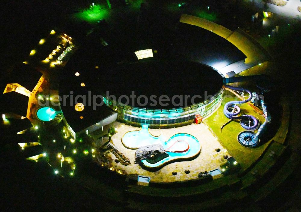 Hohenfelden at night from the bird perspective: Night lighting Spa and swimming pools at the swimming pool of the leisure facility in Hohenfelden in the state Thuringia, Germany