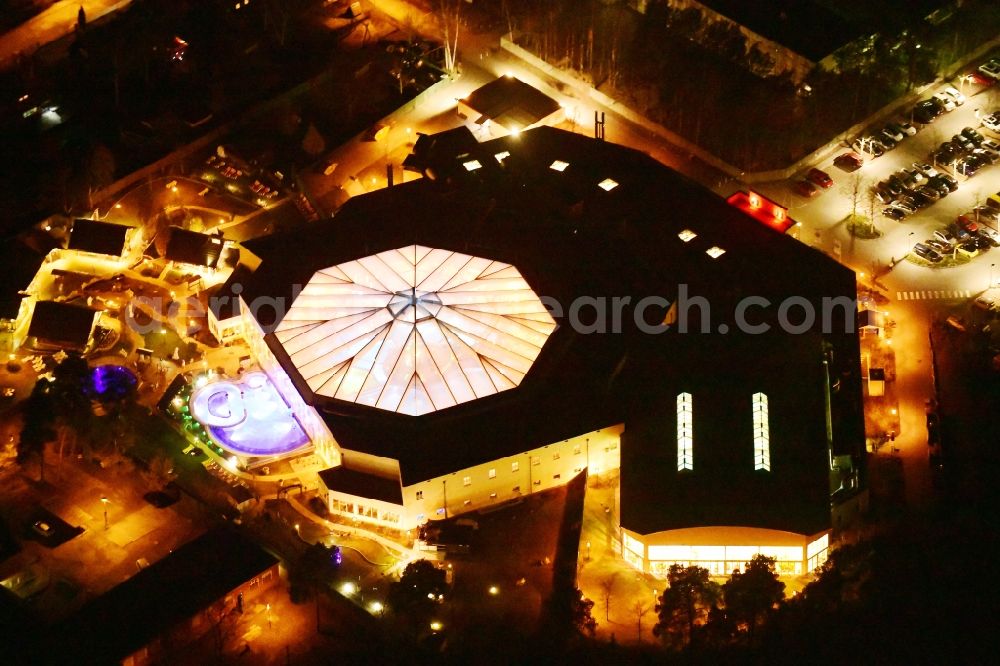 Ludwigsfelde at night from the bird perspective: Night lighting Spa and swimming pools at the swimming pool of the leisure facility in Ludwigsfelde in the state Brandenburg, Germany