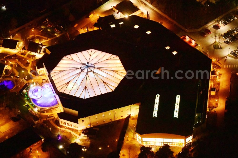 Aerial photograph at night Ludwigsfelde - Night lighting Spa and swimming pools at the swimming pool of the leisure facility in Ludwigsfelde in the state Brandenburg, Germany