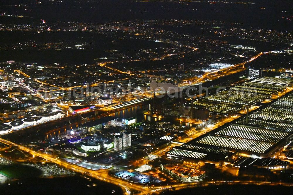 Aerial image at night Wolfsburg - Night lighting Tourist attraction and sightseeing Autostadt GmbH on factorysgelaende of Volkswagen AG in Wolfsburg in the state Lower Saxony, Germany