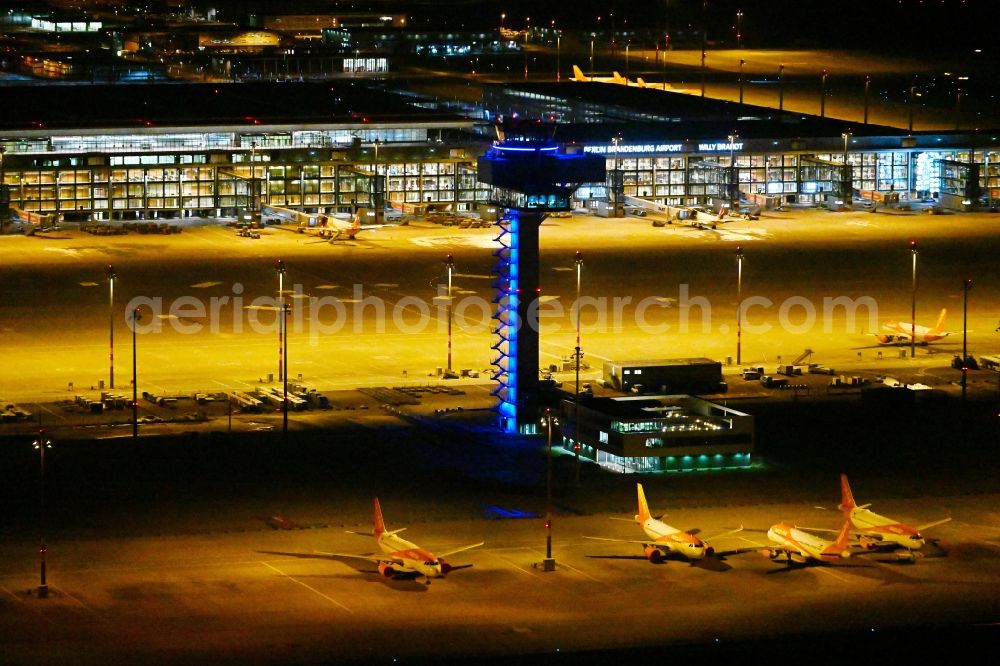 Aerial photograph at night Schönefeld - Night lighting tower of DFS German Air Traffic Control GmbH on the runways of the BER Airport in Schoenefeld in Brandenburg