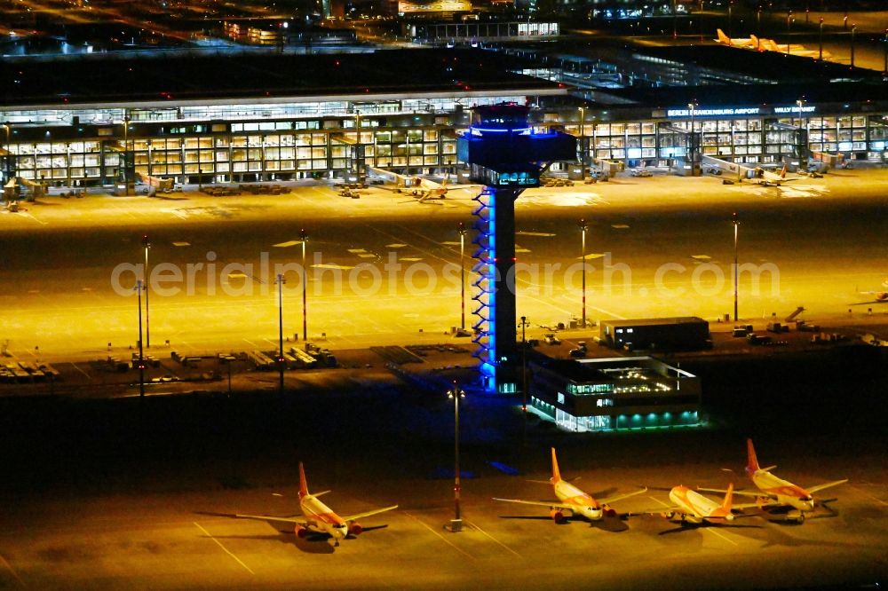 Schönefeld at night from above - Night lighting tower of DFS German Air Traffic Control GmbH on the runways of the BER Airport in Schoenefeld in Brandenburg