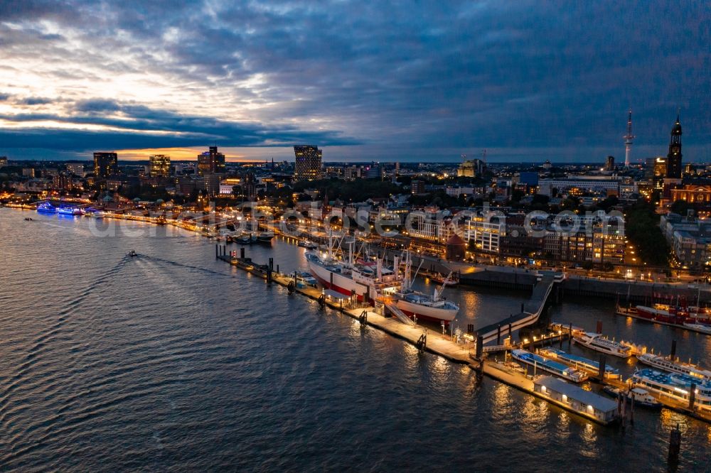Aerial photograph at night Hamburg - Night lighting riparian zones on the course of the river Elbe along the gangplanks in district St. Pauli in Hamburg