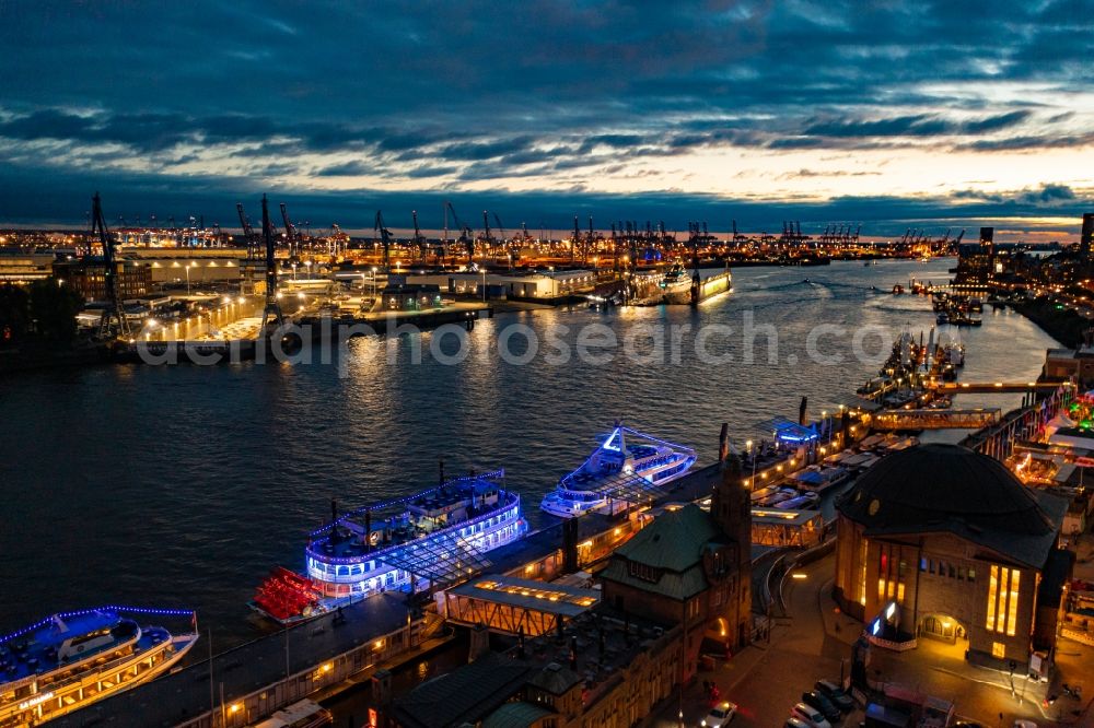 Hamburg at night from the bird perspective: Night lighting riparian zones on the course of the river Elbe along the gangplanks in district St. Pauli in Hamburg
