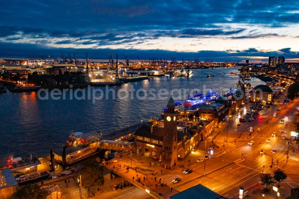 Aerial photograph at night Hamburg - Night lighting riparian zones on the course of the river Elbe along the gangplanks in district St. Pauli in Hamburg