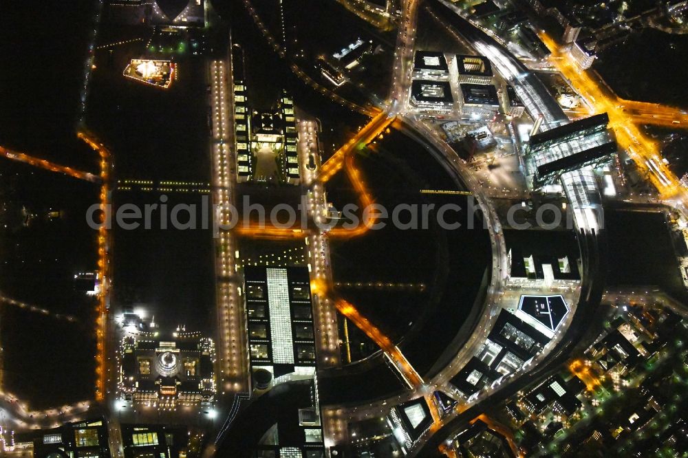 Berlin at night from the bird perspective: Night lighting Riparian zones on the course of the river of Spree on Central Station in the district Mitte in Berlin, Germany