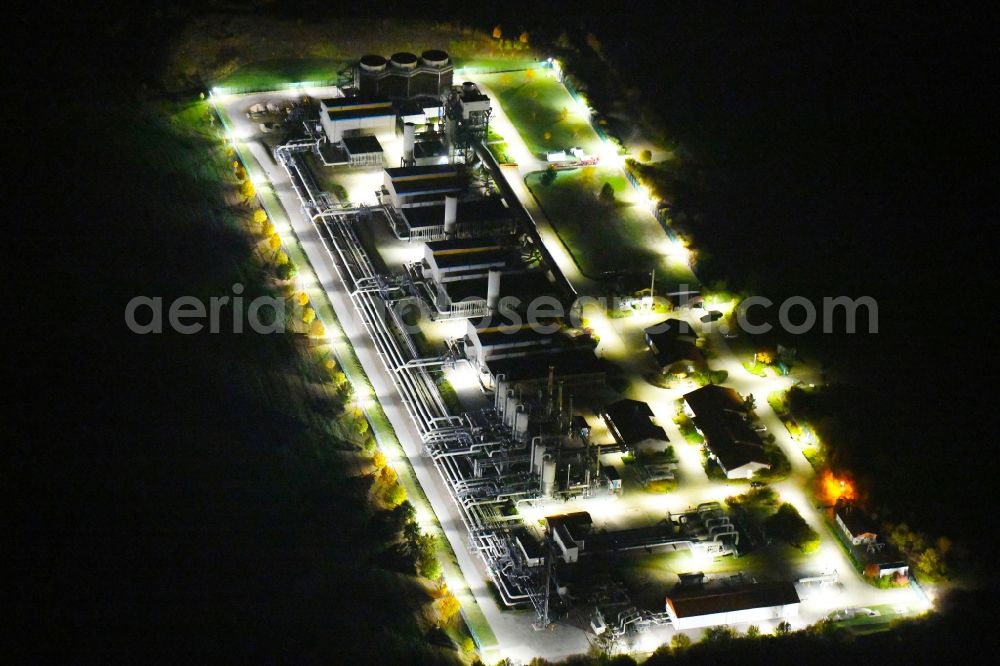 Mallnow at night from the bird perspective: Night lighting Compressor station and pumping station for Erdgasder GASCADE Gastransport GmbH in Mallnow in Brandenburg