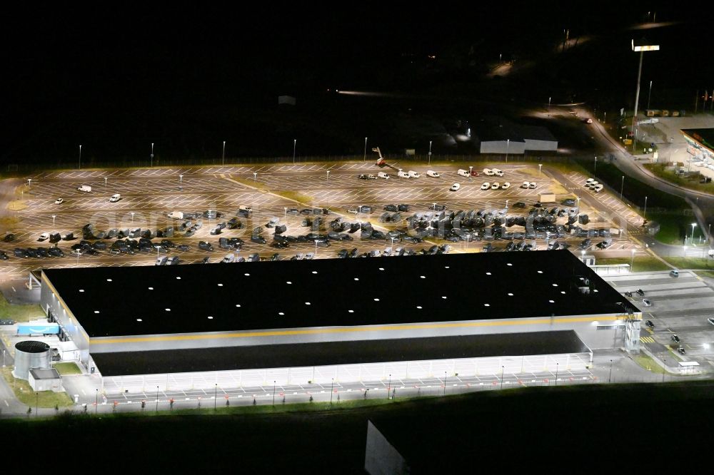 Aerial image at night Bad Oldesloe - Night lighting building complex and distribution center on the site of an Amazon logistics center in Gewerbegebiet Teichkoppel in Bad Oldesloe in the state Schleswig-Holstein, Germany