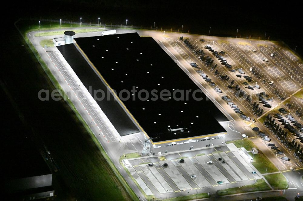 Aerial photograph at night Bad Oldesloe - Night lighting building complex and distribution center on the site of an Amazon logistics center in Gewerbegebiet Teichkoppel in Bad Oldesloe in the state Schleswig-Holstein, Germany