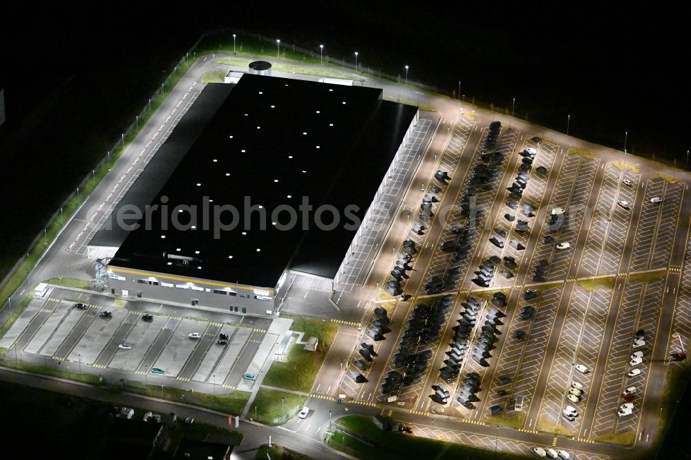 Bad Oldesloe at night from the bird perspective: Night lighting building complex and distribution center on the site of an Amazon logistics center in Gewerbegebiet Teichkoppel in Bad Oldesloe in the state Schleswig-Holstein, Germany