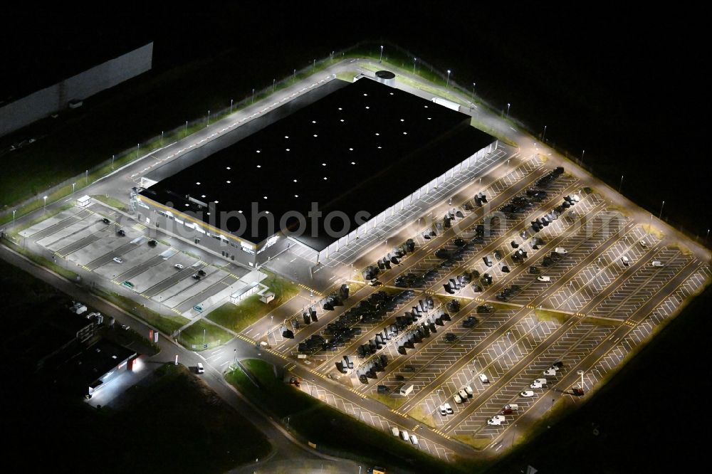 Aerial photograph at night Bad Oldesloe - Night lighting building complex and distribution center on the site of an Amazon logistics center in Gewerbegebiet Teichkoppel in Bad Oldesloe in the state Schleswig-Holstein, Germany