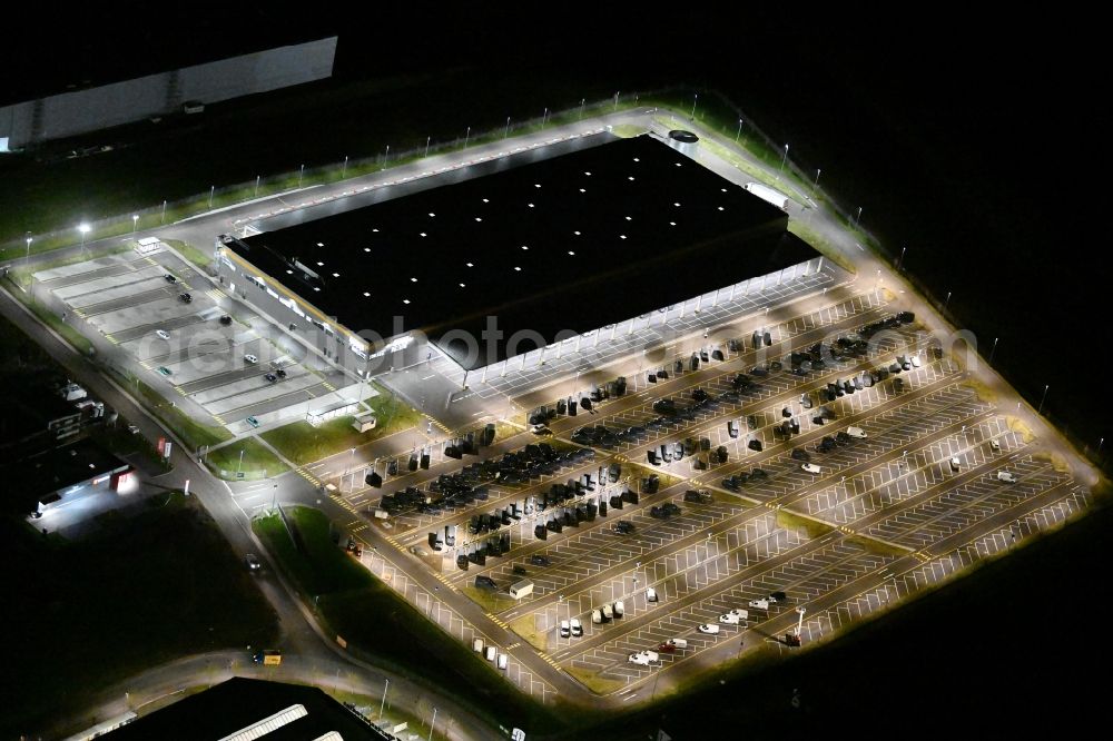 Aerial image at night Bad Oldesloe - Night lighting building complex and distribution center on the site of an Amazon logistics center in Gewerbegebiet Teichkoppel in Bad Oldesloe in the state Schleswig-Holstein, Germany