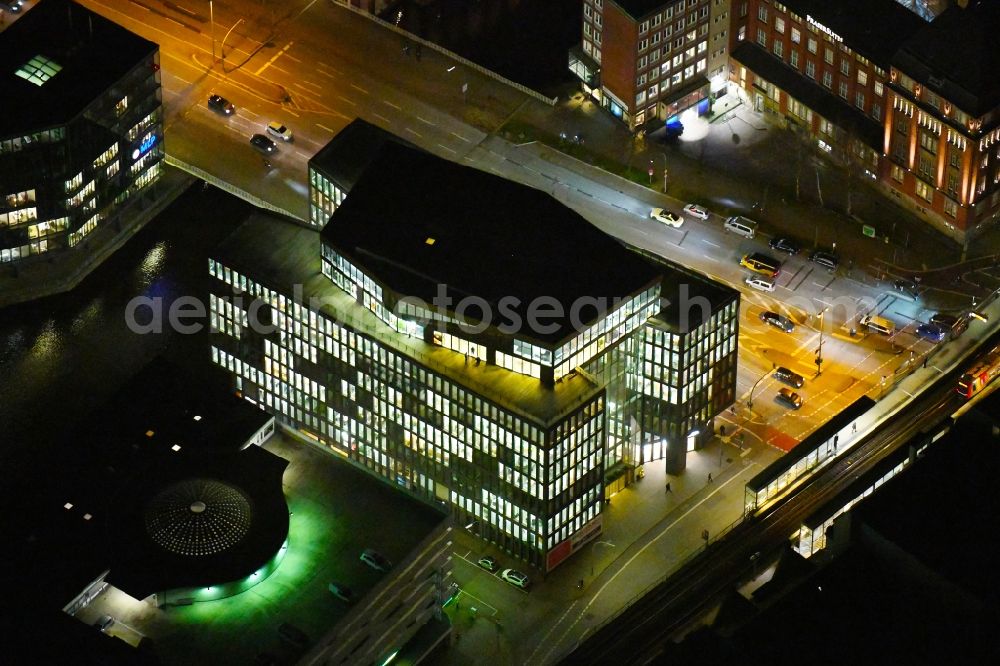 Hamburg at night from the bird perspective: Night lighting banking administration building of the financial services company Kreditech Holding SSL GmbH on Ludwig-Erhard-Strasse in the district Altstadt in Hamburg, Germany