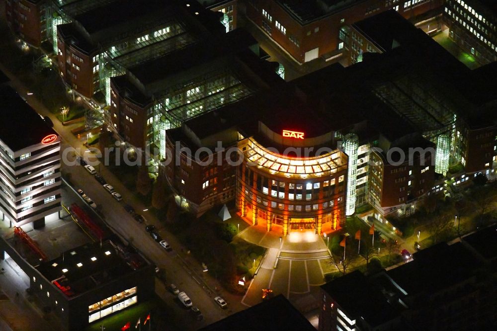 Hamburg at night from the bird perspective: Night lighting office and administration buildings of the insurance company DAK-Gesundheit on Nagelsweg corner Albertstrasse in the district Hammerbrook in Hamburg, Germany