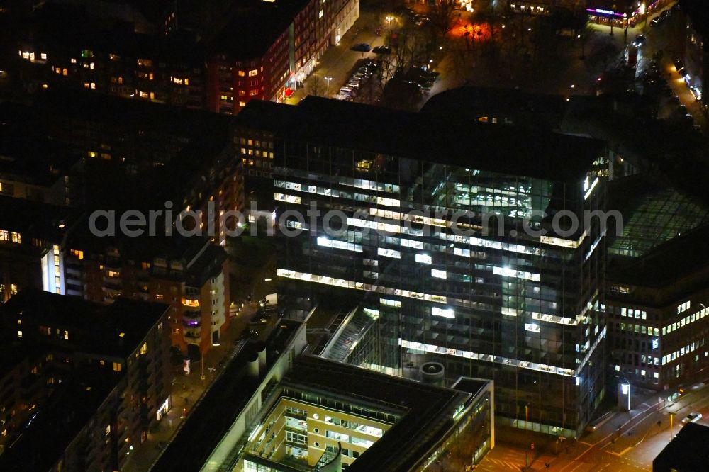 Aerial photograph at night Hamburg - Night lighting office and administration buildings of the insurance company Deutscher Ring between Neuer Steinweg and Ludwig-Erhard-Strasse in Hamburg, Germany