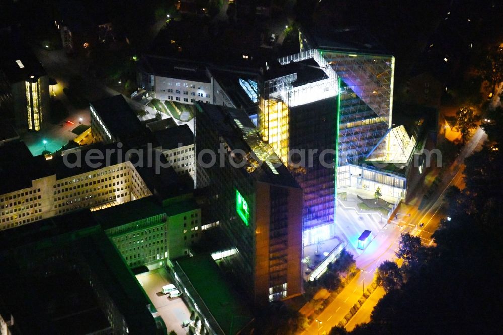 Aerial photograph at night Münster - Night lighting Office and administration buildings of the insurance company LVM Versicherung - Zentrale on Kolde-Ring in the district Aaseestadt in Muenster in the state North Rhine-Westphalia, Germany