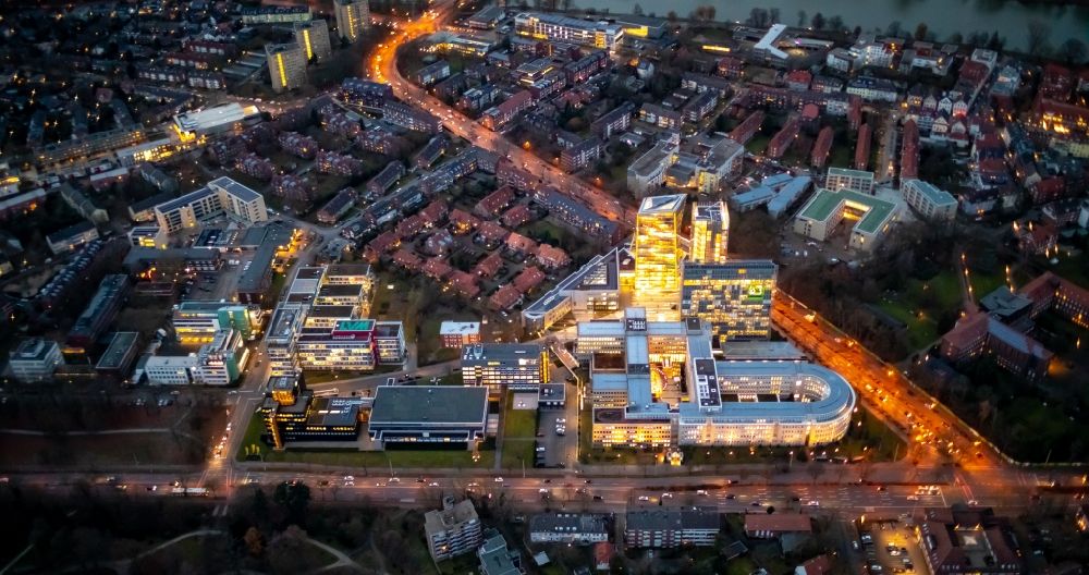 Aerial photograph at night Münster - Night lighting Office and administration buildings of the insurance company LVM Versicherung - Zentrale on Kolde-Ring in the district Aaseestadt in Muenster in the state North Rhine-Westphalia, Germany
