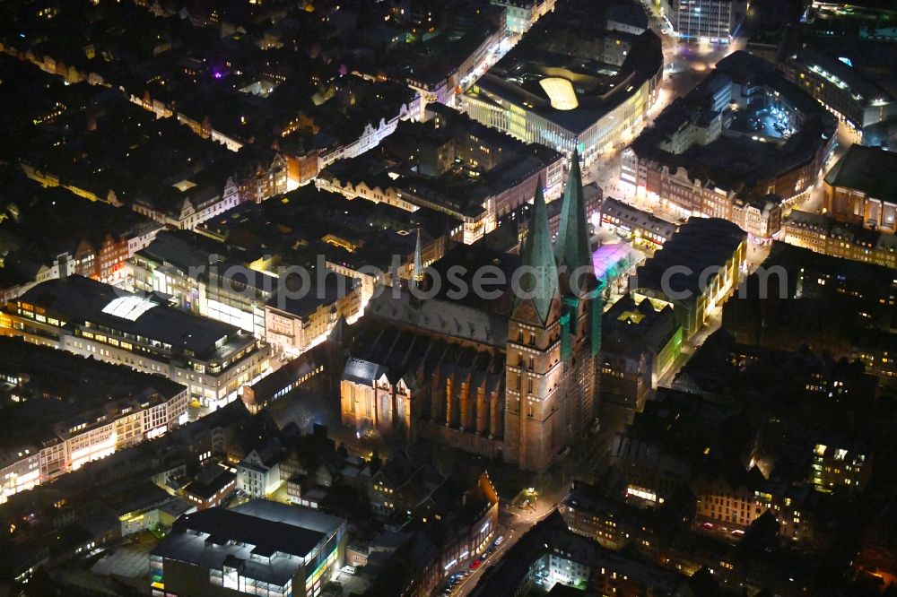 Aerial photograph at night Lübeck - Night view church building of the Marienkirche on Marienkirchhof Old Town- center of downtown in Luebeck in the state Schleswig-Holstein