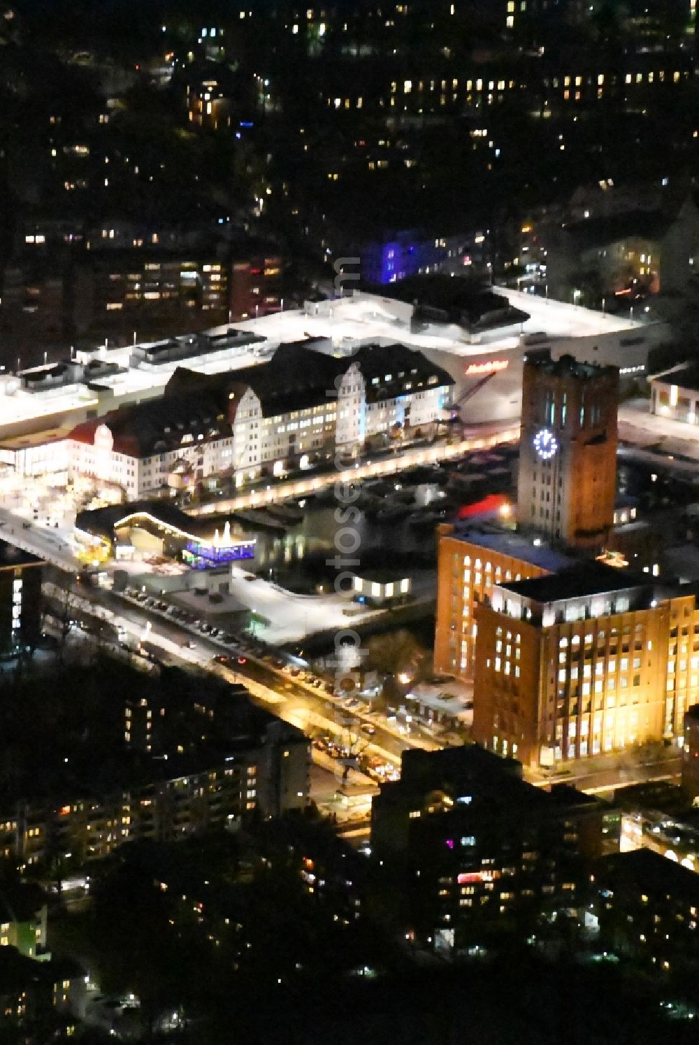 Aerial photograph at night Berlin - Night image with a view of the shopping mall Tempelhofer Hafen and Ullsteinhaus on Tempelhofer Damm in the district of Tempelhof-Schoeneberg in Berlin