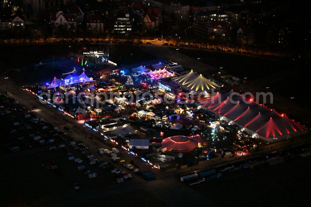 München at night from the bird perspective: Night lighting christmassy market event grounds and sale huts and booths on Veranstaltungsgelaende of Theresienwiese on street Wirtsbudenstrasse in Munich in the state Bavaria, Germany