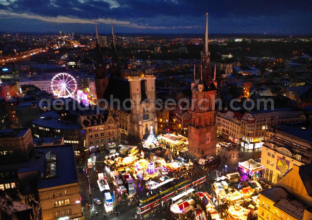 Aerial photograph at night Halle (Saale) - Night lighting christmassy market event grounds and sale huts and booths on place Marktplatz in the district Altstadt in Halle (Saale) in the state Saxony-Anhalt, Germany
