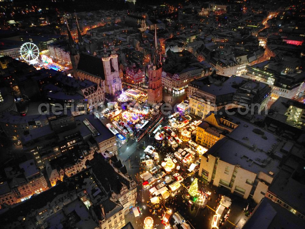 Aerial image at night Halle (Saale) - Night lighting christmassy market event grounds and sale huts and booths on place Marktplatz in the district Altstadt in Halle (Saale) in the state Saxony-Anhalt, Germany