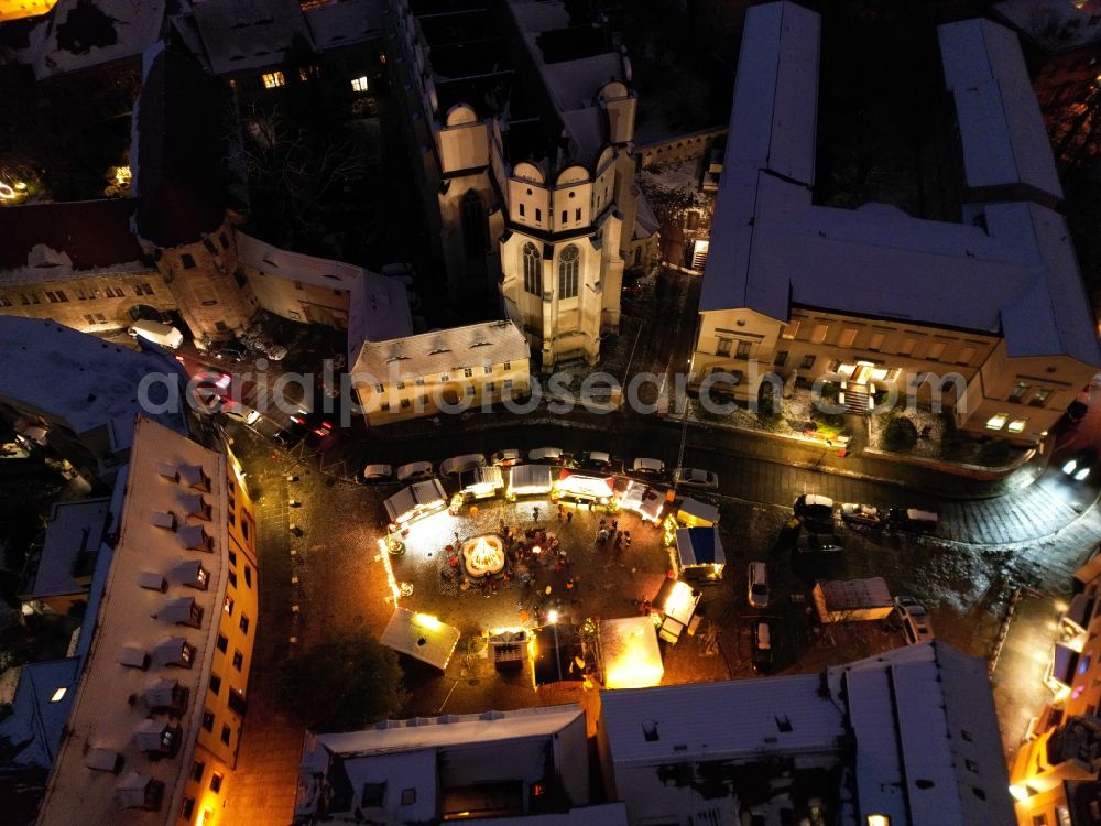 Halle (Saale) at night from the bird perspective: Night lighting christmassy market event grounds and sale huts and booths on place Marktplatz in the district Altstadt in Halle (Saale) in the state Saxony-Anhalt, Germany