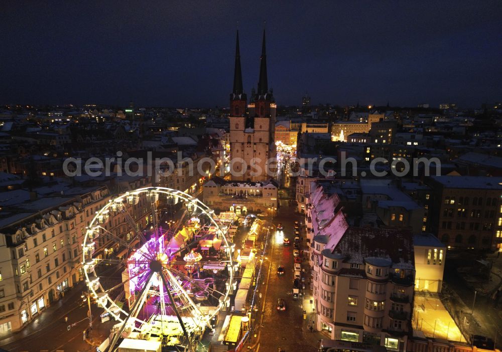 Halle (Saale) at night from the bird perspective: Night lighting christmassy market event grounds and sale huts and booths on place Marktplatz in the district Altstadt in Halle (Saale) in the state Saxony-Anhalt, Germany