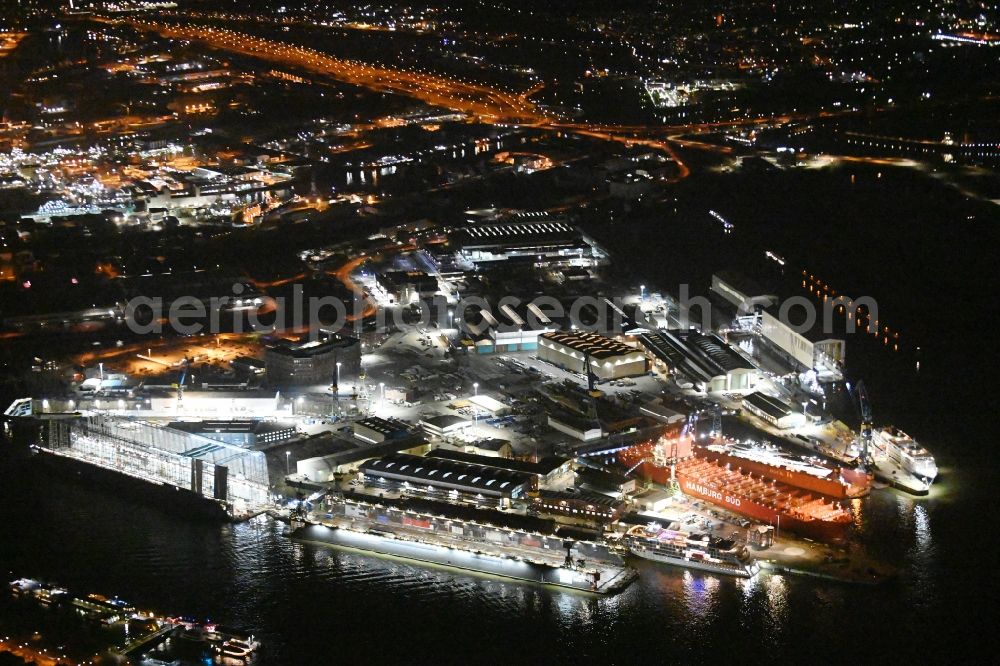 Aerial photograph at night Hamburg - Night lighting Shipyard - site of the Blohm + Voss in the district Kleiner Grasbrook in Hamburg