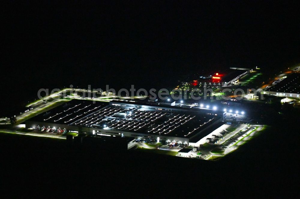 Aerial photograph at night Kamenz - Night lighting building and production halls on the premises of AccuMotive on Nordstrasse in the district Bernbruch in Kamenz in the state Saxony, Germany