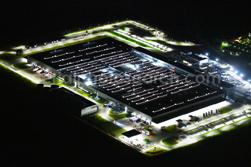 Kamenz at night from the bird perspective: Night lighting building and production halls on the premises of AccuMotive on Nordstrasse in the district Bernbruch in Kamenz in the state Saxony, Germany