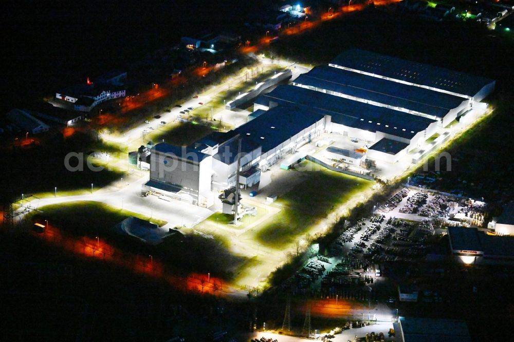 Neuenhagen at night from the bird perspective: Night lighting building and production halls on the premises of Ardagh Group in Neuenhagen in the state Brandenburg, Germany