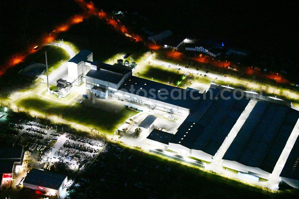 Aerial photograph at night Neuenhagen - Night lighting building and production halls on the premises of Ardagh Group in Neuenhagen in the state Brandenburg, Germany