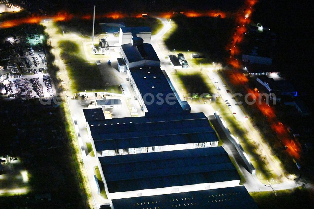 Aerial image at night Neuenhagen - Night lighting building and production halls on the premises of Ardagh Group in Neuenhagen in the state Brandenburg, Germany
