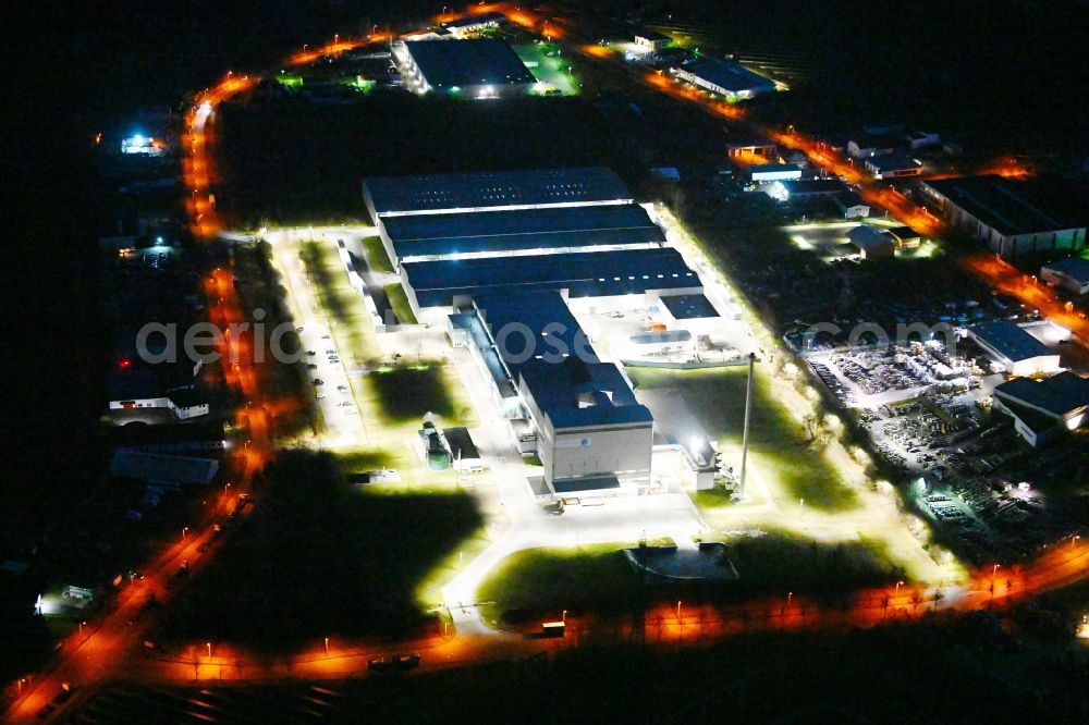 Neuenhagen at night from the bird perspective: Night lighting building and production halls on the premises of Ardagh Group in Neuenhagen in the state Brandenburg, Germany