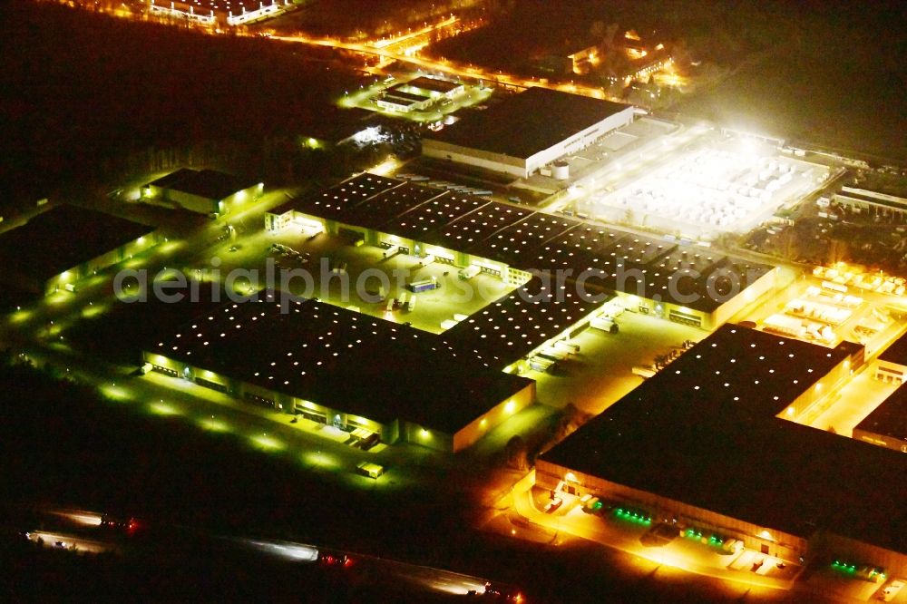Aerial image at night Ludwigsfelde - Night lighting building and production halls on the premises Am Birkengrund in Ludwigsfelde in the state Brandenburg, Germany