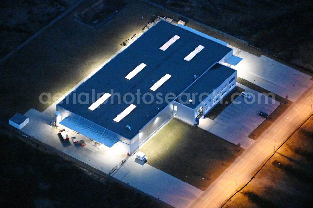 Aerial photograph at night Schwerin - Night lighting building and production halls on the premises of BVS Systemtechnik in Schwerin in the state Mecklenburg - Western Pomerania, Germany