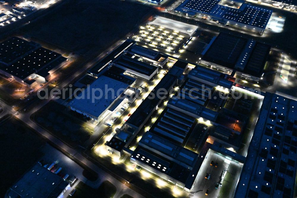 Arnstadt at night from the bird perspective: Night lighting building and production halls on the premises of CATL (Contemporary Amperex Technology Thuringia GmbH) on street Robert-Bosch-Strasse in Arnstadt in the state Thuringia, Germany