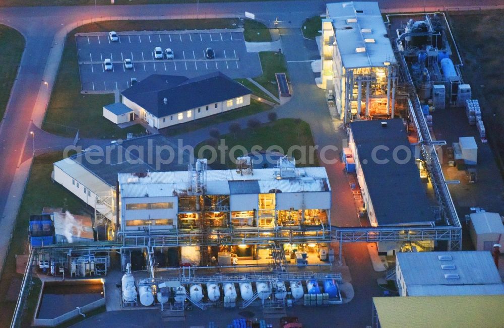 Aerial photograph at night Bitterfeld-Wolfen - Night lighting Building and production halls on the premises of the chemical manufacturers of Bnt Chemicals GmbH on PC-Strasse in the district Bitterfeld in Bitterfeld-Wolfen in the state Saxony-Anhalt
