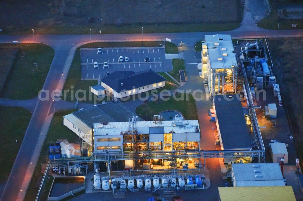 Aerial image at night Bitterfeld-Wolfen - Night lighting Building and production halls on the premises of the chemical manufacturers of Bnt Chemicals GmbH on PC-Strasse in the district Bitterfeld in Bitterfeld-Wolfen in the state Saxony-Anhalt