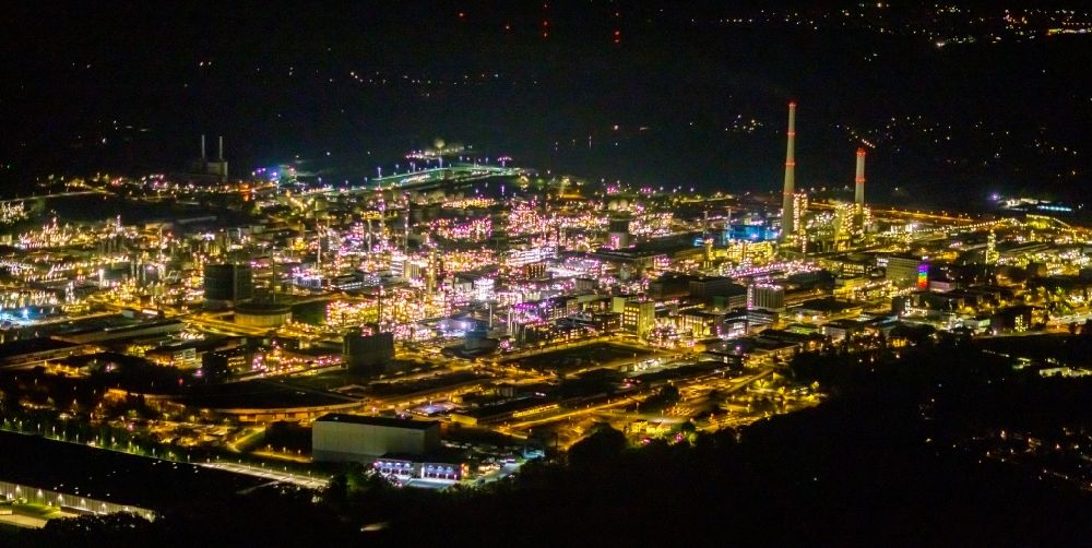 Aerial image at night Marl - Night lighting aerial view of buildings and production halls on the site of the chemical producer Chemiepark Marl, formerly Chemische Werke Huels AG on Paul-Baumann Strasse in Marl in the German state of North Rhine-Westphalia