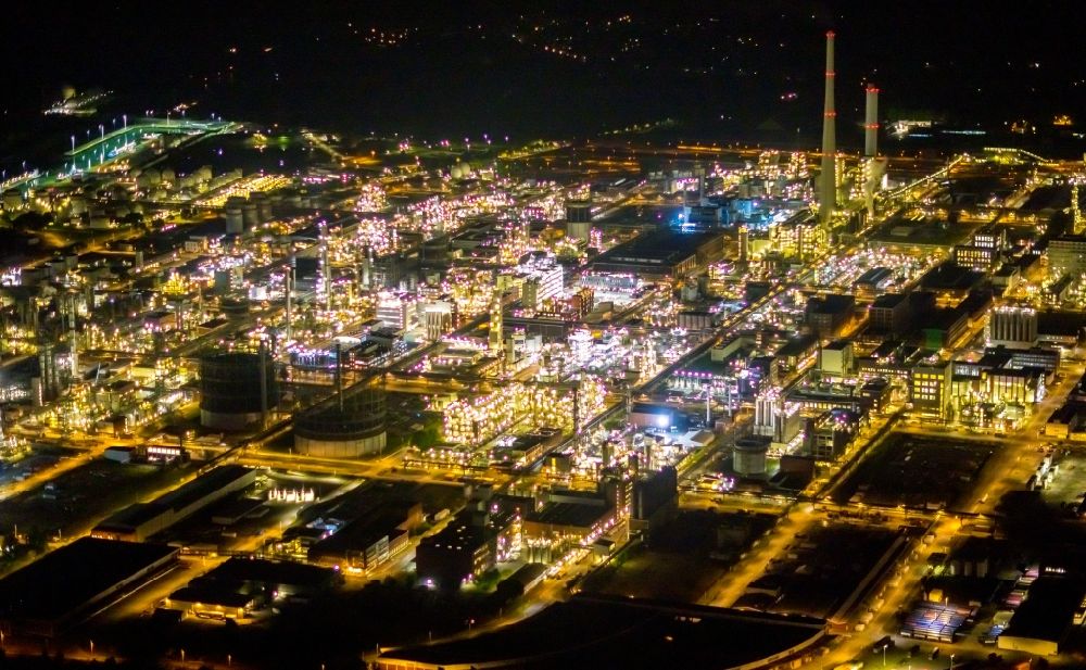 Marl at night from the bird perspective: Night lighting aerial view of buildings and production halls on the site of the chemical producer Chemiepark Marl, formerly Chemische Werke Huels AG on Paul-Baumann Strasse in Marl in the German state of North Rhine-Westphalia