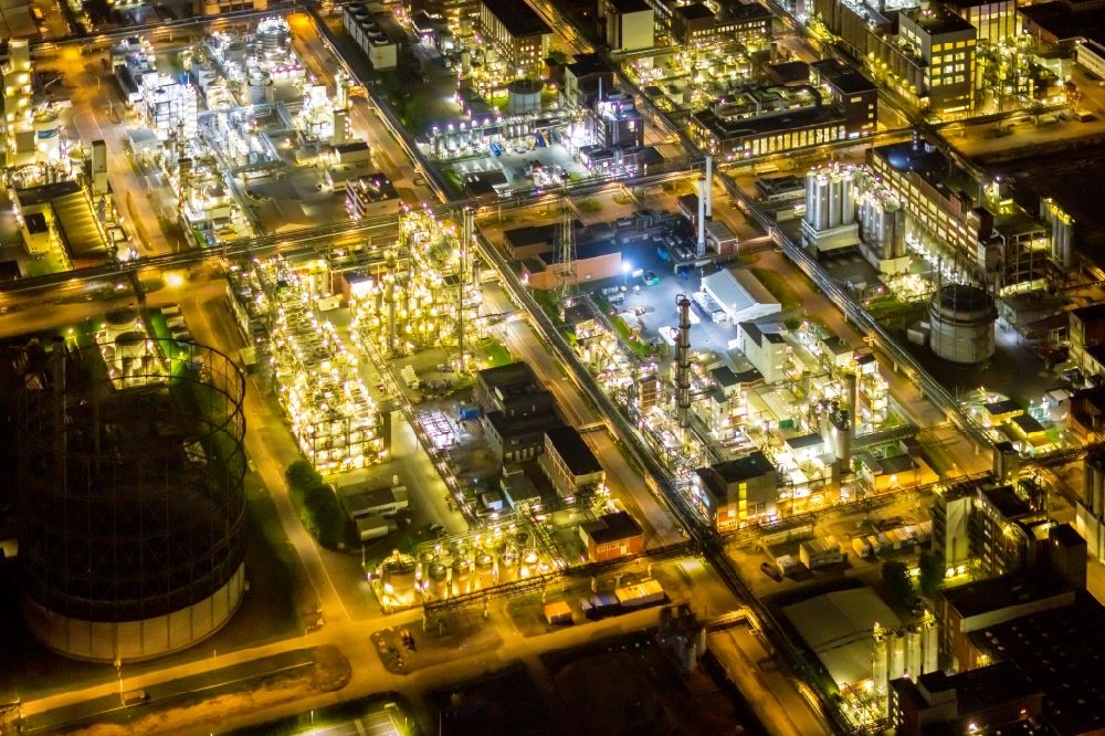 Marl at night from the bird perspective: Night lighting aerial view of buildings and production halls on the site of the chemical producer Chemiepark Marl, formerly Chemische Werke Huels AG on Paul-Baumann Strasse in Marl in the German state of North Rhine-Westphalia