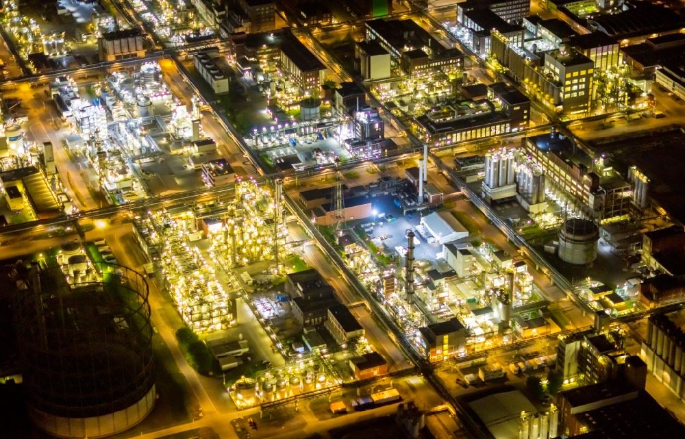 Aerial photograph at night Marl - Night lighting aerial view of buildings and production halls on the site of the chemical producer Chemiepark Marl, formerly Chemische Werke Huels AG on Paul-Baumann Strasse in Marl in the German state of North Rhine-Westphalia
