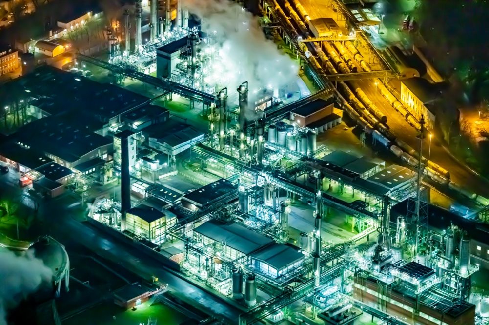 Aerial photograph at night Herne - Night lighting building and production halls on the premises of the chemical manufacturers INEOS SOLVENTS GERMANY GmbH on Shamrockstrasse in Herne in the state North Rhine-Westphalia, Germany